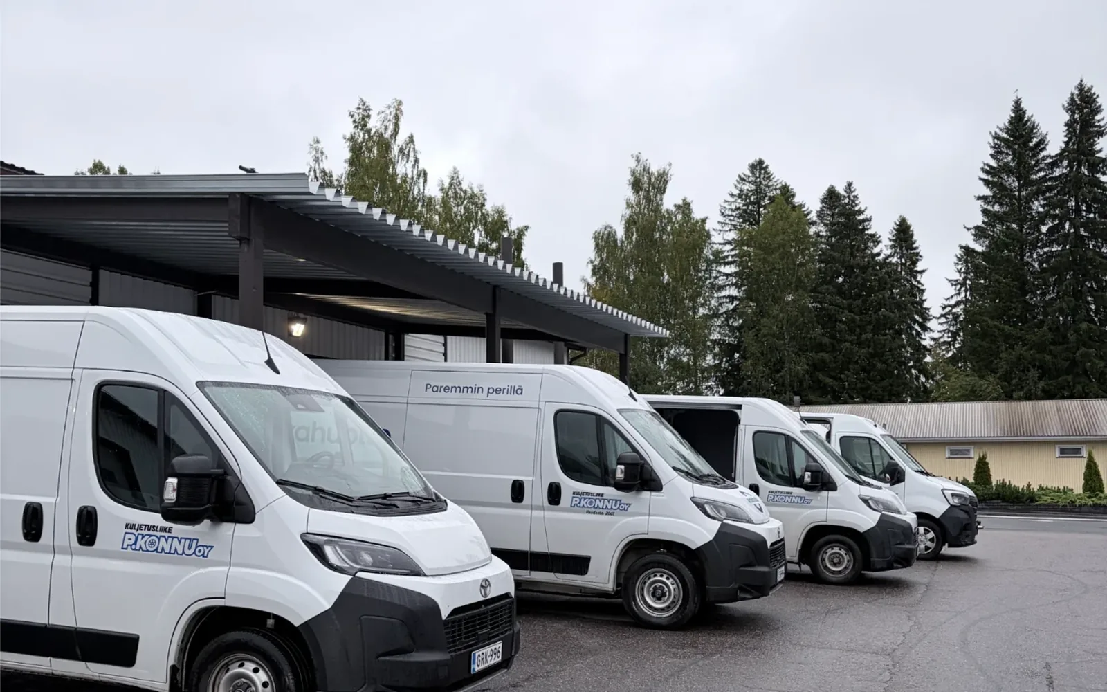 P Konnu Oy:n pakettiautot hallin pihalla
